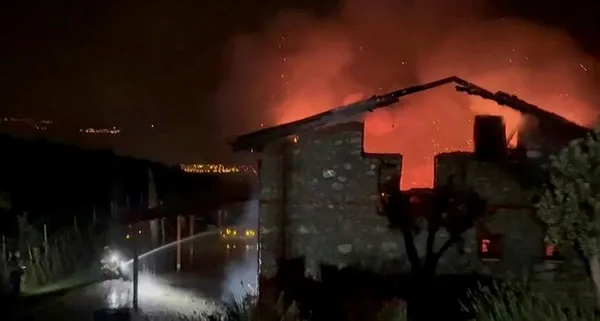 bursada-korku-dolu-anlar-ormanlik-alandaki-yazlik-ev-alev-alev-yandi-1717886047938.jpeg Bursa'da korku dolu anlar! Ormanlık alandaki yazlık ev alevlere teslim oldu - 1