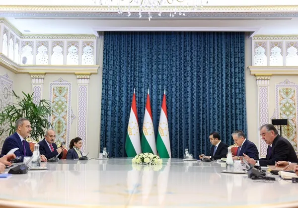 Bakan Hakan Fidan’dan Tacikistan’da önemli görüşmeler! İşbirliği programına imzalar atıldı