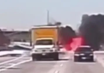 Otobana uçak düştü! ABD’de korku dolu anlar