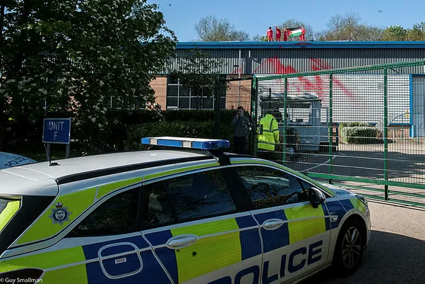 Filistin yanlısı eylemciler İsrail’in İngiltere’deki SİHA fabrikasında üretimi durdurdu