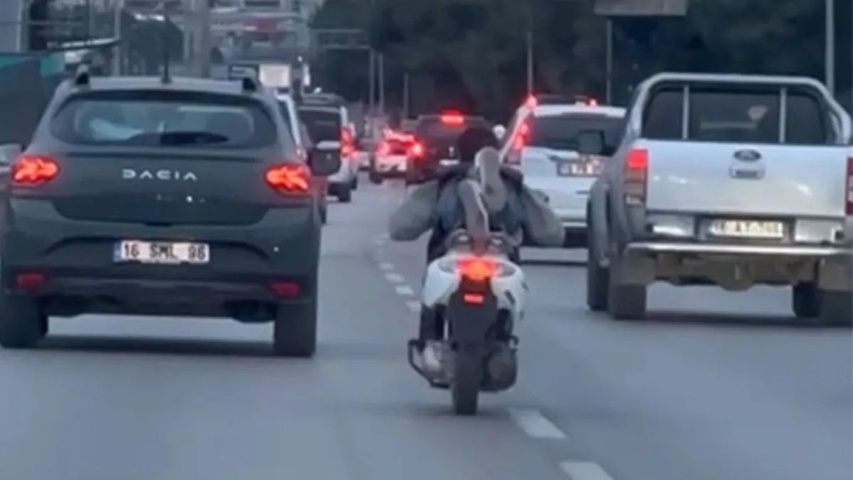 Yatarak motosiklet süren maganda kamerada