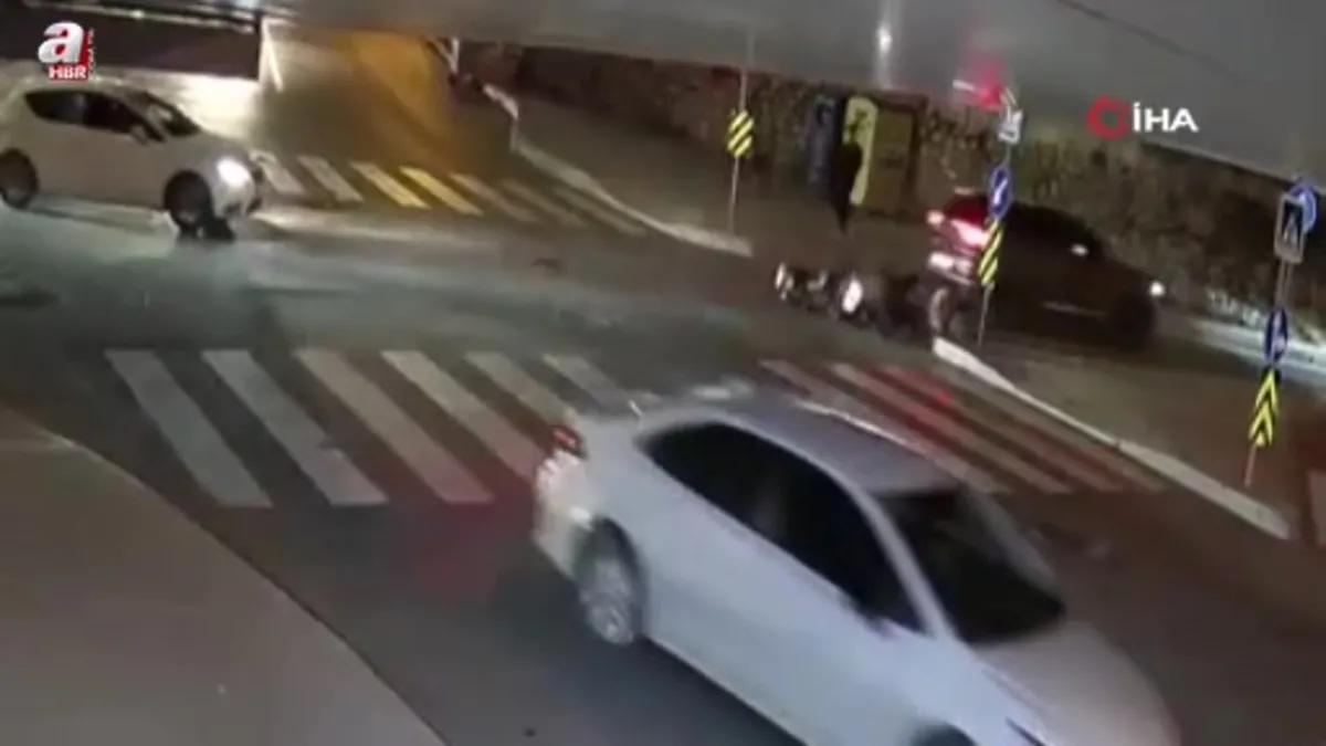 Arnavutköy’de motosiklet ile otomobil böyle çarpıştı: 2 yaralı