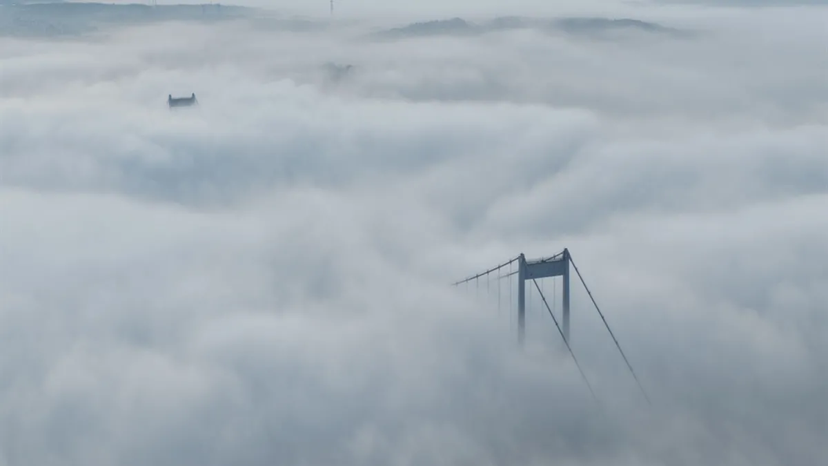 İstanbul'da yoğun sis! Köprü kayboldu