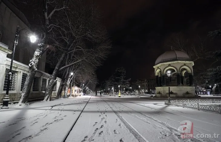 İstanbul beyaz örtüyle kaplandı! Ulaşımda aksama | Vali Yerlikaya uyardı: Zorunlu olmadıkça trafiğe çıkmayın