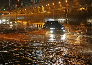 Adana'da bir köprü trafiğe kapatıldı