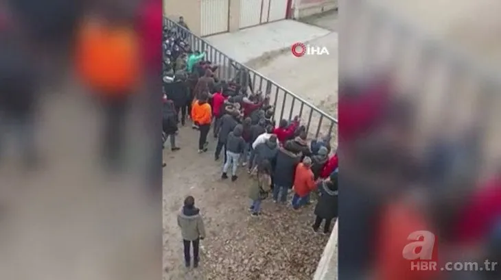 Kızgın boğa demir bariyerleri yıktı seyircilerin arasına daldı! Dehşet anları kamerada
