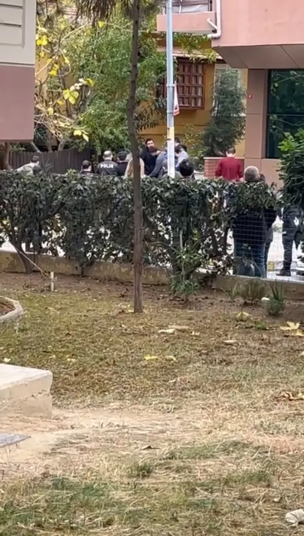maltepede-gozu-donen-baba-hem-kendine-hem-de-cocuguna-bicak-dayadi-1668951619046.jpg Maltepe’de gözü dönen baba hem kendine hem de çocuğuna bıçak dayadı - 3
