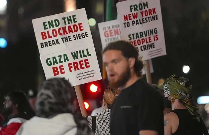 katliamci-netanyahuya-bmde-sok-kursuye-cikinca-salon-bosaldi-1758892981028.jpg New Yrok Times Meydanı'nda Netanyahu'nun konuşması sırasında yüzlerce kişi protesto gerçekleştirdi. (AFP)