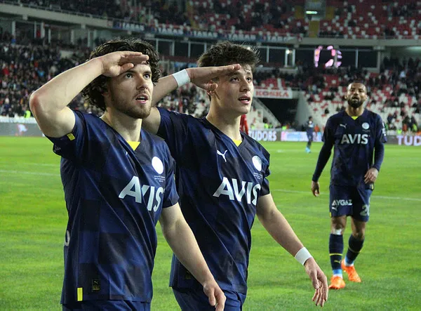 Fenerbahçe Sivasspor’u 3 golle geçti! Şampiyonluk yarışında önemli galibiyet MAÇ SONUCU ÖZET