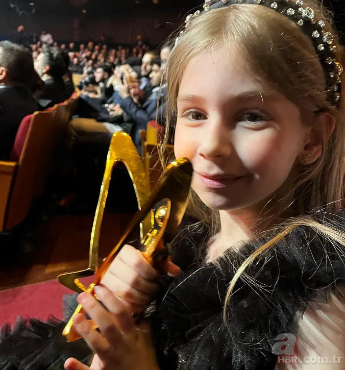 Bir Küçük Gün Işığı’nın minik yıldızı Azra Aksu’ya bir ödül daha! ‘En iyi’ seçildi 8