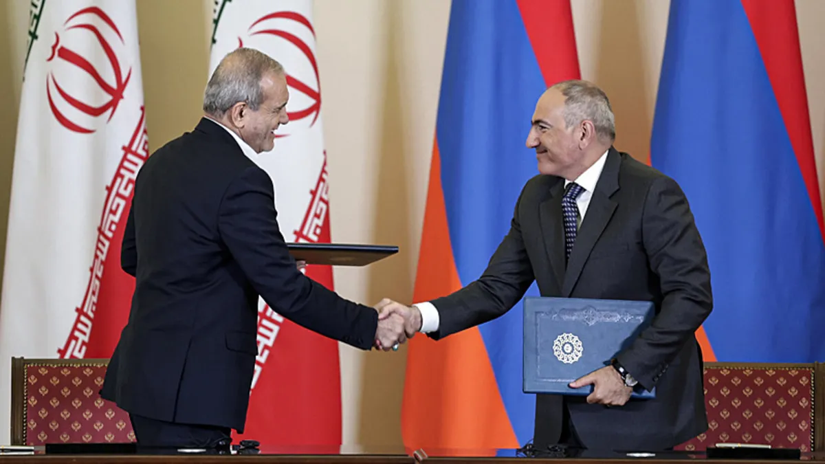 İran Cumhurbaşkanı Pezeşkiyan'dan Ermenistan'a kritik ziyaret