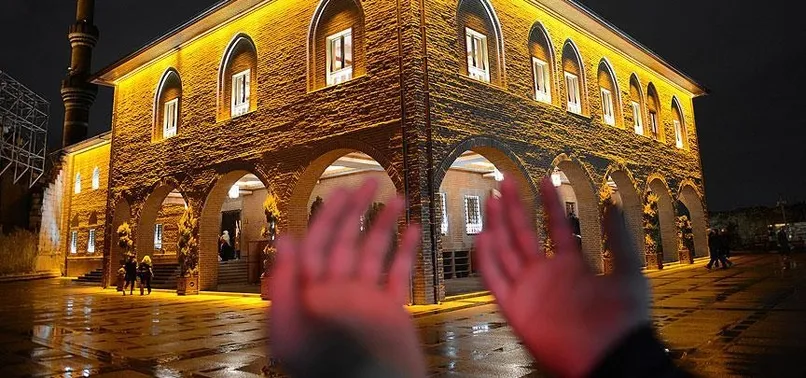 Yarın Regaip Kandili! Regaib Kandilini nasıl geçirmeliyiz? Regaib Kandili namazı nasıl kılınır?