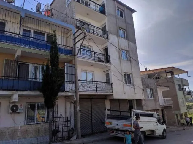 izmirde-evin-penceresinden-kamyonetin-kasasina-dusen-3-yasindaki-miray-hayatini-kaybetti-1620304334380.jpg İzmir’de evin penceresinden kamyonetin kasasına düşen 3 yaşındaki Miray hayatını kaybetti - 1