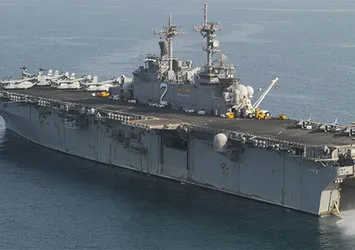 ABD uçak gemisi Essex LHD-2 Doha Limanı'nda