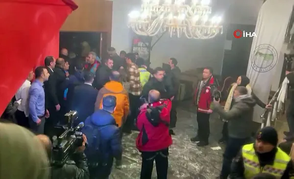 Son dakika: Kars Sarıkamış'ta etkinlik salonunun tavanı çöktü! Yaralılar var... - 6