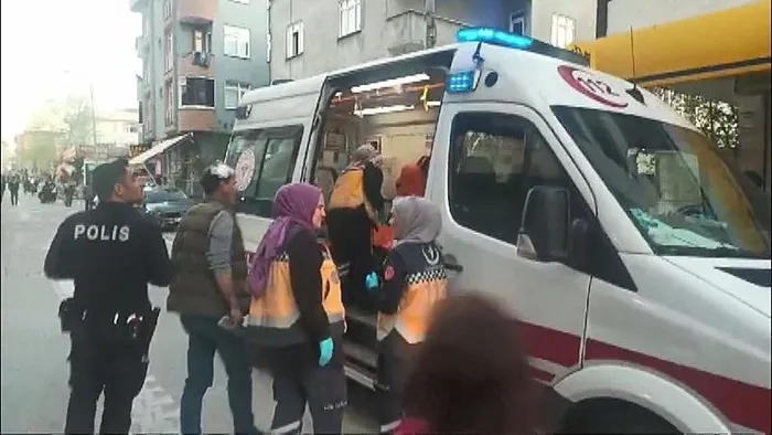 1712388060117.jpeg Esenyurt'ta ev sahibi kiracı kavgası! Ortalık savaş alanına döndü... O anlar kamerada - 3