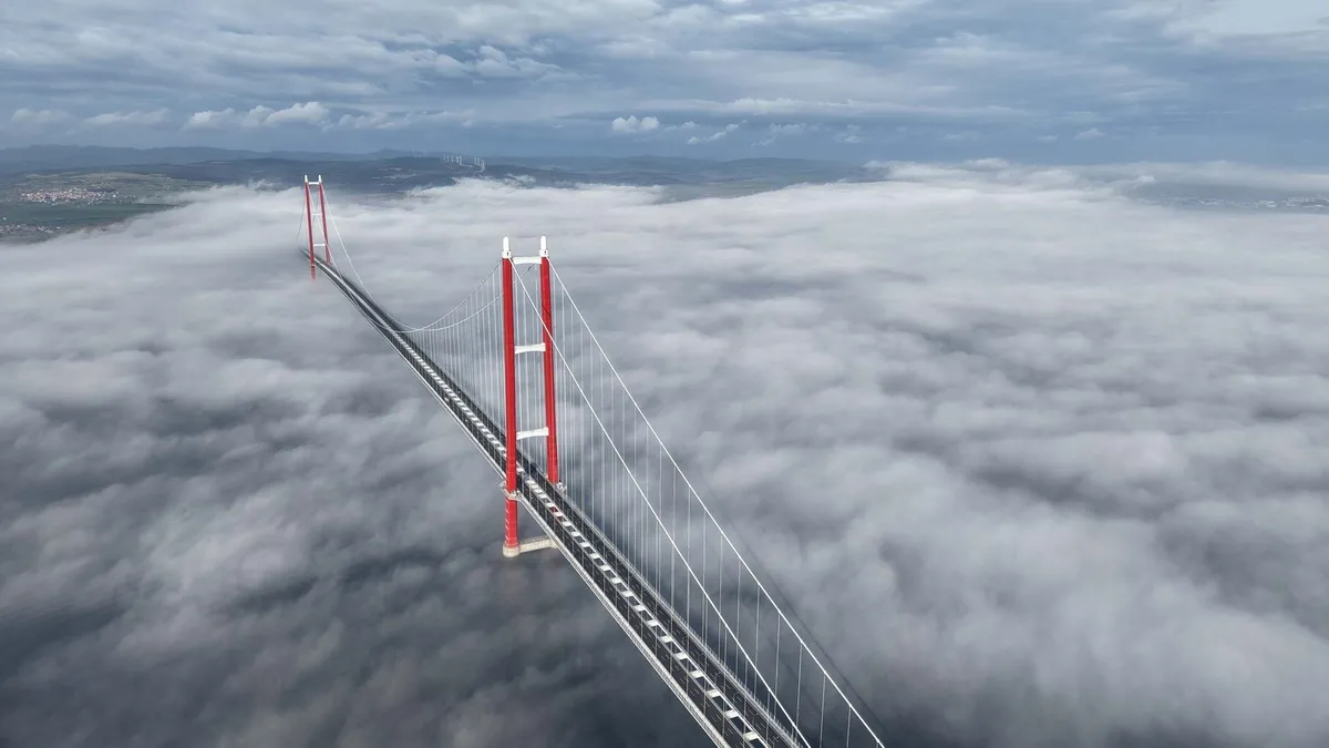 Sis nedeniyle çift yönlü trafiğe kapatılan Çanakkale Boğazı açıldı