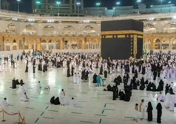 Mescid-i Haram'da sosyal mesafesiz sabah namazı kılındı!