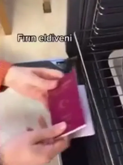 Türk pasaportuna saygısızlık yapan 2 genç yakalandı! Yurt dışı yasağı verildi - 3