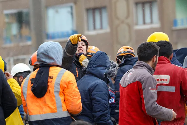 Enkazda 4 milyon dolar! Hemen polise teslim etti! Gerçek sonradan ortaya çıktı