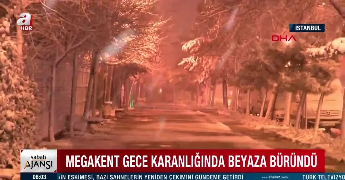Megakent gece karanlığında beyaza büründü