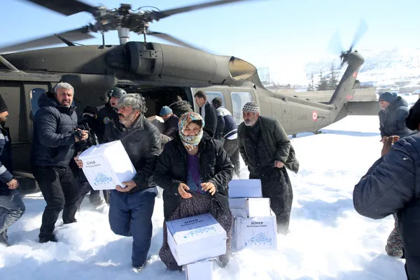 Depremzedeler jandarma desteği ile tahliye ediliyor