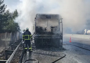 Adana'da yolcu otobüsü alev alev yandı