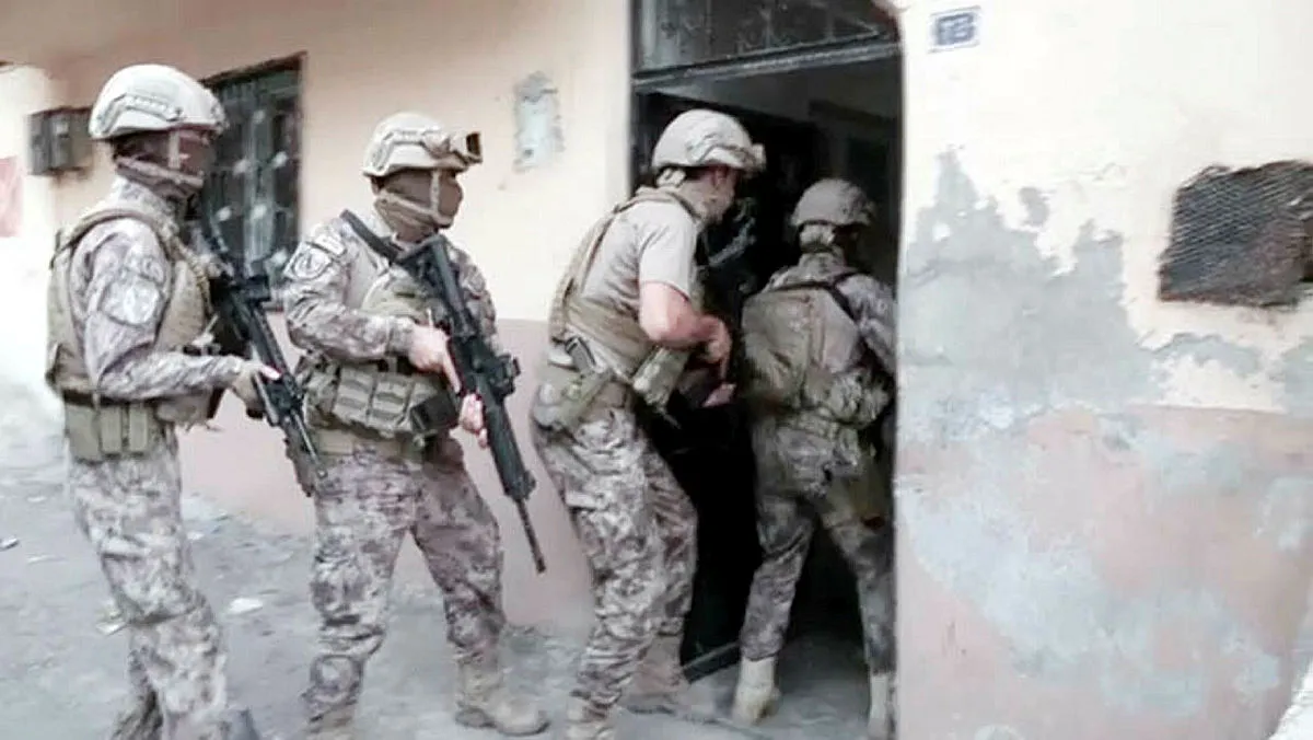 Son dakika! 3 ilde uyuşturucu tacirlerine operasyon: 56 kişi gözaltında