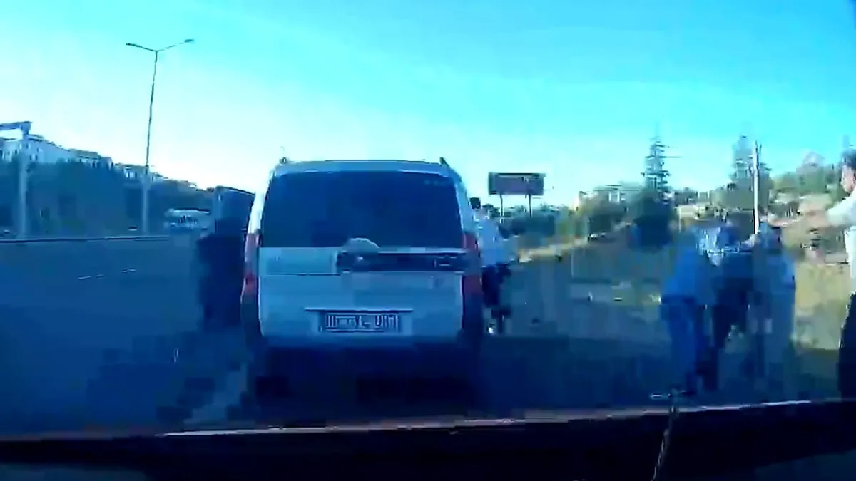 Yol verme kavgası kanlı bitti! Taksiciyi takip edip sopayla darp ettiler