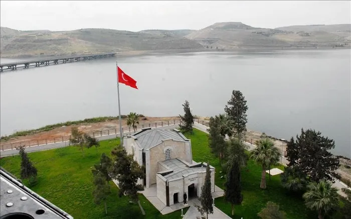 bakan-yasar-gulerden-flas-suriye-cikisi-onceligimiz-pkknin-tasfiyesi-1734254958767.jpg Süleyman Şah Türbesi (AA)