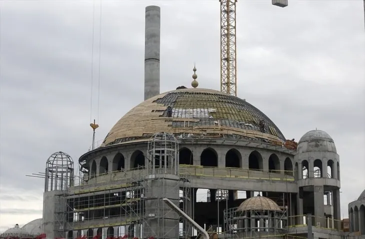 Taksim Camii minaresi külah bölümü yerleştirildi