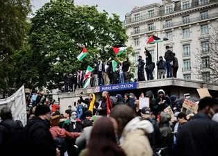 İngiltere'de İsrail'in Gazze saldırıları protesto edildi! Binlerce kişi...