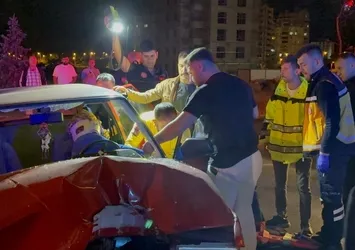 Direksiyon hakimiyetini kaybeden sürücü aydınlatma direğine çarptı! 3 kişi yaralandı