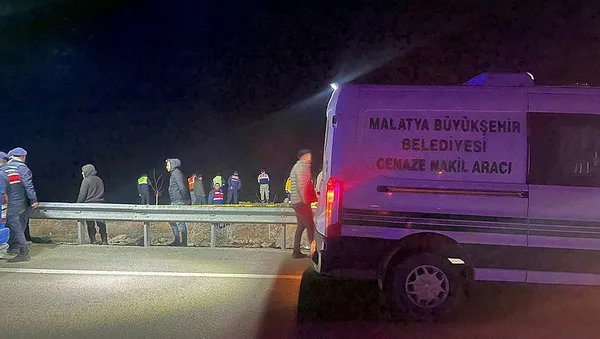 malatyada-kamyon-sarampole-uctu-7-kisi-hayatini-kaybetti-1678384768159.jpg Malatya'da kamyon şarampole uçtu! 7 kişi hayatını kaybetti - 2
