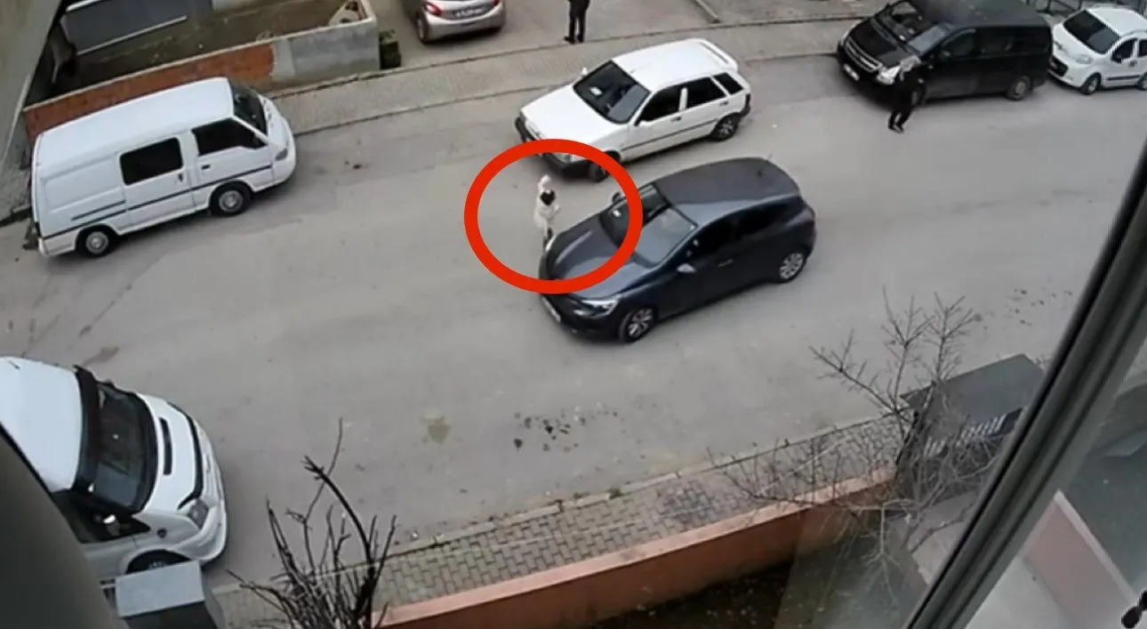 Bursa'da hayat kurtaran manevra! Küçük kız ölümden böyle döndü! O anlar saniye saniye güvenlik kamerasında...