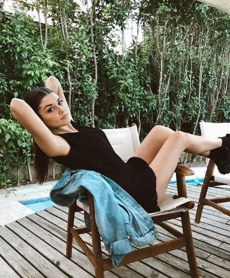 Hande Erçel fotoğraflarıyla magazin dünyasına bomba gibi düştü!