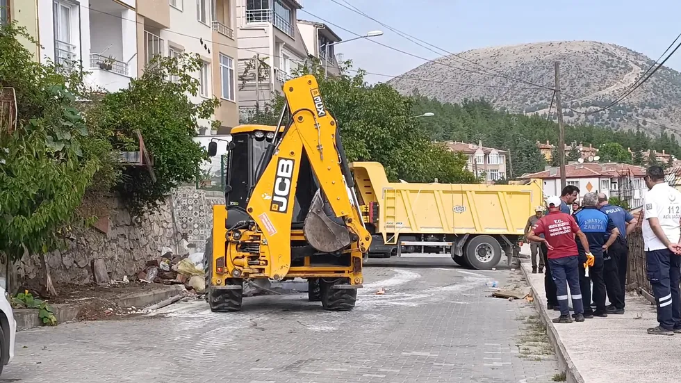 Amasya'da çöp ev alarmı: 3 katlı binadan 1 ton atık çıkarıldı - 1