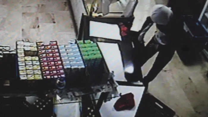 İstanbul'da hırsızlar fırını soydu, işçiler ekmek yapmaya devam ettiler - 1