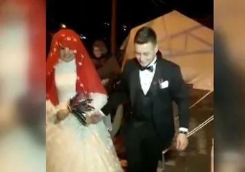 Kırkağaç'ta AFAD çadırından gelin çıktı