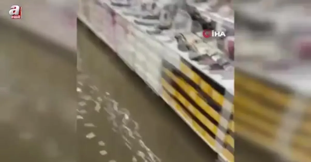 İzmir’de sağanak yağış etkili oldu