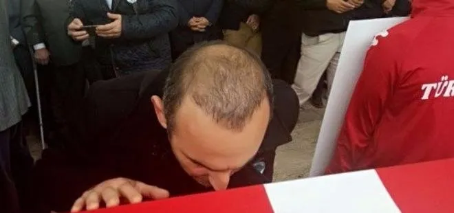Valerios Leonidis, Naim Süleymanoğlu’nun tabutunu öptü