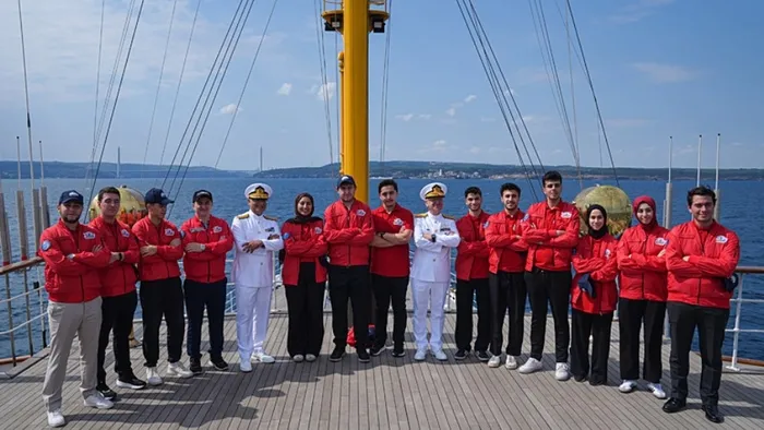 bogazdaki-gecis-torenine-katilan-genclerden-baskan-erdogana-tesekkur-bizim-icin-cok-buyuk-bir-sans-1756045518099.jpg Fotoğraf-AA