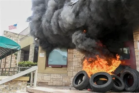 Honduras’ta protestocular ABD elçilik binasının kapısına dayandı