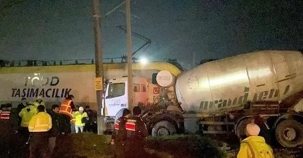 tekirdagda-feci-kaza-yolcu-treni-beton-mikseri-ile-carpisti-1706392780447.jpeg Tekirdağ’da feci kaza! Yolcu treni beton mikseri ile çarpıştı - 1