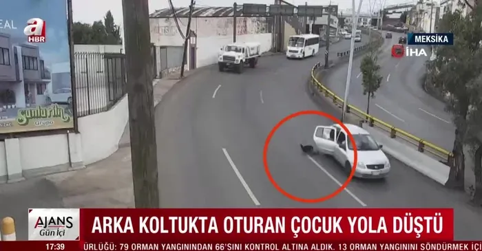 Küçük çocuk seyir halindeki araçtan yola düştü