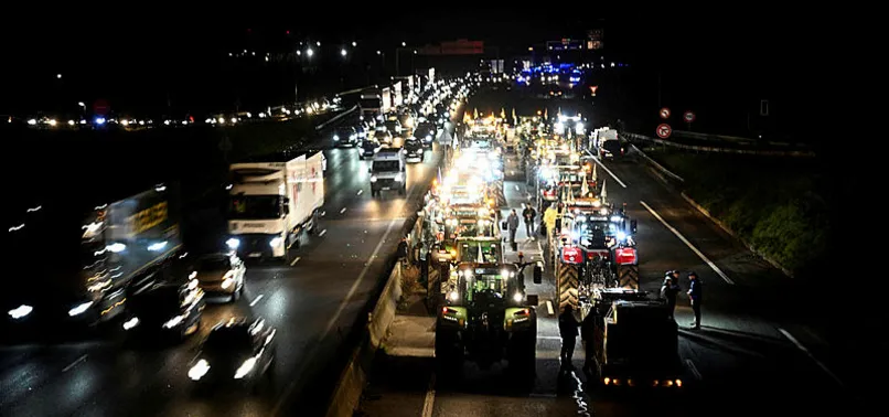 Avrupa'da çiftçilerden isyan ateşi! Şimdi de "Paris kuşatması!" 18 kişi gözaltında... A Haber olay yerinden aktardı