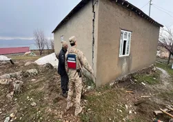 Hakkari'de şoke eden olay: Yıldırım düşen evin duvarı boydan boya yarıldı