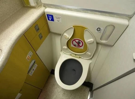 Uçakta rezalet! Tuvalete gizli kamera koyup...