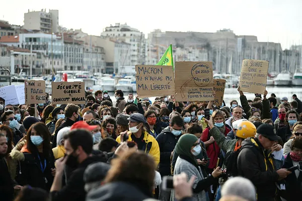 Fransa’da sarı yelekliler diktatör Macron’u protesto etti