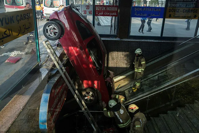 İstanbul’da faciadan dönüldü! Aksaray'da yeraltı çarşısının merdivenlerine otomobil düştü - 3